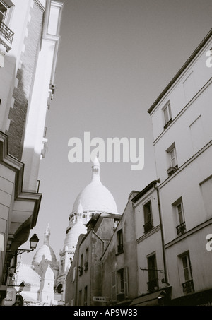 Il Sacre Coeur e il quartiere di Montmartre nella città di Parigi in Francia in Europa Foto Stock