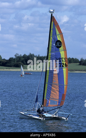 Catamarano yacht su Grafham acqua, Cambridgeshire, England, Regno Unito Foto Stock