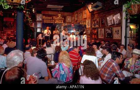 Una jazz band suona per un pubblico in una discoteca di New Orleans in Louisiana Foto Stock