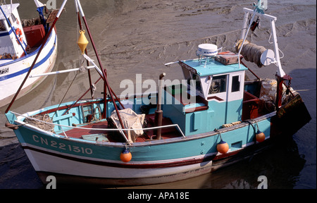 Peschereccio nel porto di Honfleur Normandia Francia Foto Stock