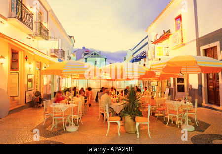 Ristoranti in Rua 25 de Abril presso il centro storico di Lagos Lagos Algarve Portogallo Foto Stock