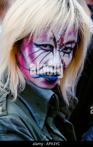 Un attrice coreana in fase di make-up e costume di Edinburgh Festival Fringe Royal Mile, Scozia. Foto Stock