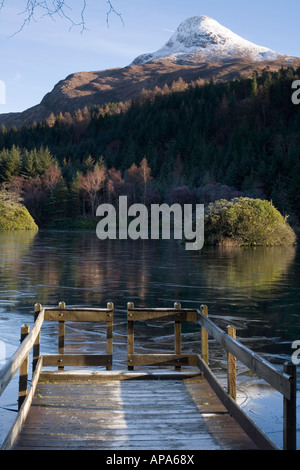 Fozen Glencoe Lochan con Pap di Glencoe Foto Stock