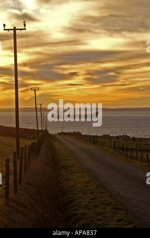 dh Shipping SCAPA FLOW ORKNEY nave cisterna petrolifera all'ancora dawn sunrise road vascello ancorato silhouette primo mattino scotland navi Foto Stock