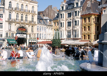Scena di strada place du charles de gaulle Lille Hauts de Francia Francia Foto Stock