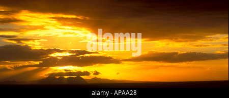 Il sole tramonta su Sutter Buttes nella valle del Sacramento in California Foto Stock