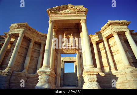 La facciata monumentale del Teatro Antico a la rovina della città di Palmyra, Siria Foto Stock