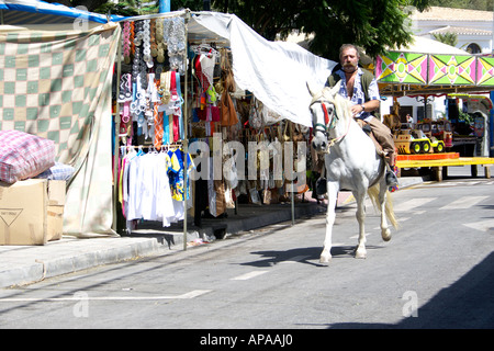 Uomo in sella ad un cavallo bianco a Mijas Feria, Spagna Foto Stock