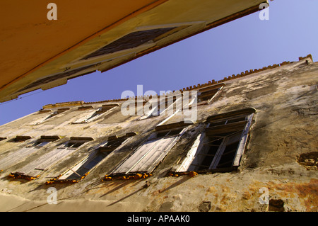 Vista astratta della città abbandonate le abitazioni a Rethymno Creta isole Greche - Giugno 2006 Foto Stock