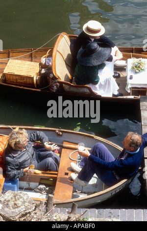 Le coppie possibilmente di classi sociali diverse in piedi godetevi il pic-nic a Henley Royal Regatta Foto Stock