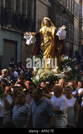 Francia Marseille Vergine Marie statua attesa dai fedeli durante il giorno di assunzione Foto Stock