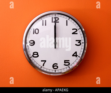 Orologio da parete che mostra a mezzogiorno Foto Stock