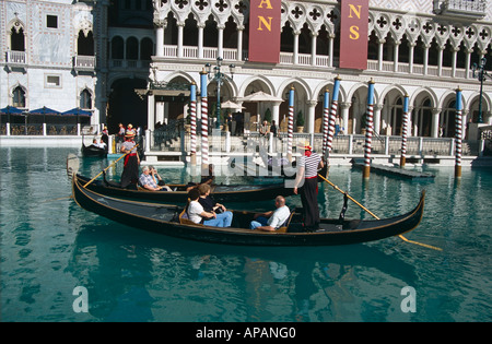 Gondole sul lago di fronte il Palazzo dei Dogi, il Venetian Hotel e Casinò di Las Vegas, Nevada, STATI UNITI D'AMERICA Foto Stock