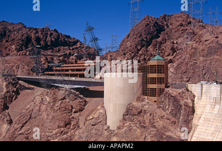 Visitor Centre e torre di osservazione, la trasmissione di potenza tralicci, costruito in montagna, Hoover Dam, Nevada, STATI UNITI D'AMERICA Foto Stock