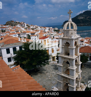 Guglia della chiesa città di Skopelos Skopelos Isole greche Foto Stock