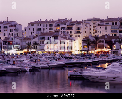 Barche nel porto di Puerto Banus sera Marbella Spagna Europa Foto Stock