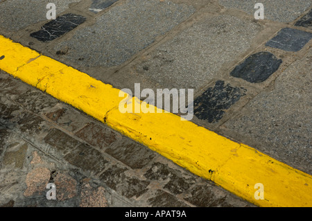 Spagna andalusia cordoba linea gialla su un marciapiede Foto Stock