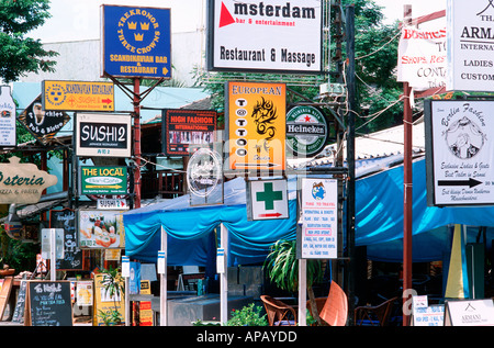 Indicazioni sulla strada Chaweng, Koh Samui, Thailandia Foto Stock