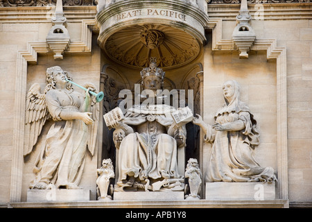 La scultura nelle vecchie scuole del quadrangolo biblioteca Bodleian Library Oxford University Oxford Foto Stock