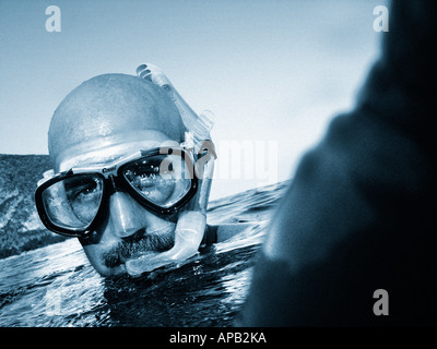 Immagine in bianco e nero di un uomo lo snorkeling in mare Foto Stock