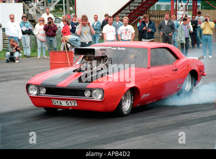 1969 Chevrolet Camaro streer leagal trascina auto bruciatura a mantrop park in Svezia chevy masterizzare bruciando pneumatici gomma auto fumo shel Foto Stock