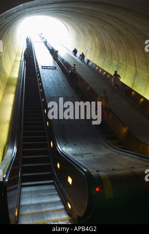 Escalator da DuPont Circle station Washington DC USA Foto Stock