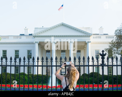 Donna di fotografare la casa bianca a Washington DC USA Foto Stock