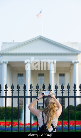 Donna di fotografare la casa bianca a Washington DC USA Foto Stock