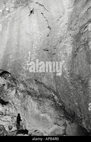 L'uomo la scalata di una parete del canyon in Oregon chiamato lancio di vomito Foto Stock