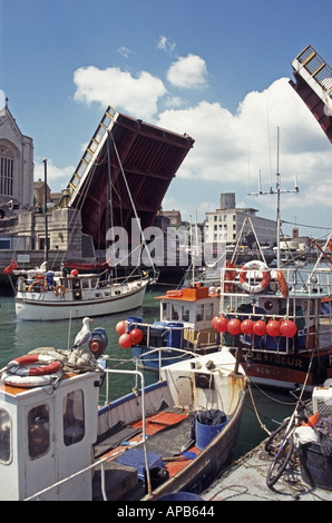 Weymouth ponte stradale sollevata per consentire piccole imbarcazioni accesso in entrata e in uscita del porto Foto Stock