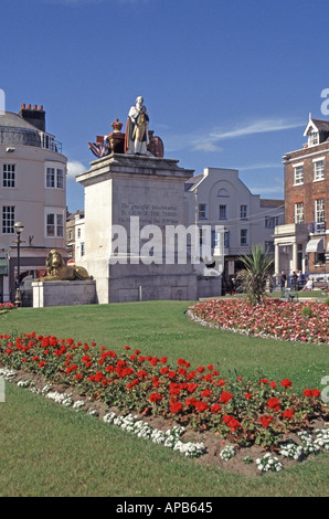 Weymouth display floreali di biancheria da letto di estate impianti con la statua di Re Giorgio terzo 3 Foto Stock