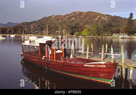 Il Piacere Cruiser principessa del lago a Bowness on Windermere inizio autunno Cumbria Lake District Inghilterra REGNO UNITO Foto Stock