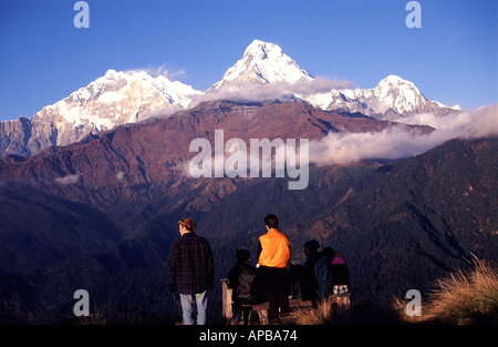 Due escursionisti godendo la vista del Annapurnas da Poon Hill, Circuito di Annapurna, Nepal Foto Stock