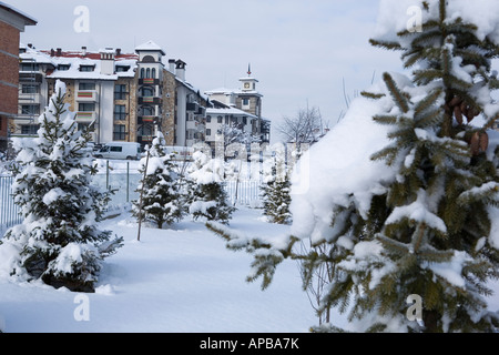 Scena invernale, Bansko famosa stazione sciistica, architettura tradizionale, Balcani Bulgaria Foto Stock