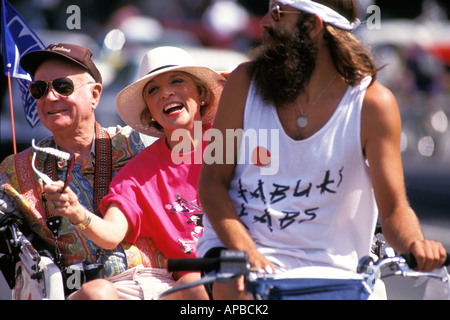Canada Vancouver Coppia matura godendo il giorno mentre in sella ad una bicicletta carrello Foto Stock