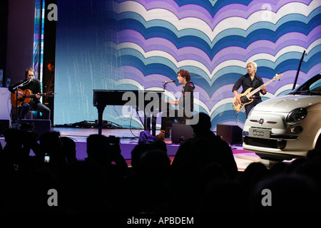 Headline atto al lancio della nuova Fiat 500 21/ 1/2008 Pop star MIKA la vettura ha fatto il suo debutto nel Regno Unito esattamente 500 ore in 2008 Foto Stock