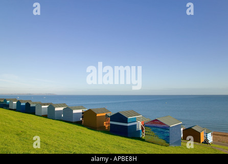 Cabine sulla spiaggia, che si affaccia sul mare di Tankerton vicino a Whitstable Kent England Foto Stock