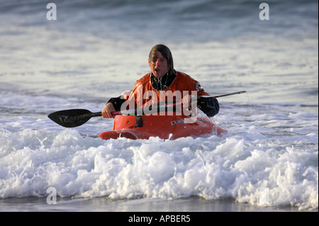 Kayaker maschio recupera dal ribaltamento di un onda nel mare di rocce bianche beach portrush County Antrim Irlanda del Nord Foto Stock