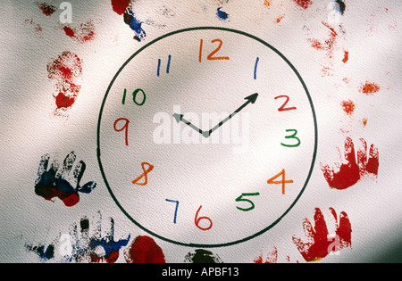 Bambino di disegno di un orologio con mani e piedi di stampe Foto Stock