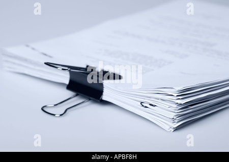 Pila di scartoffie agganciati tra loro Foto Stock