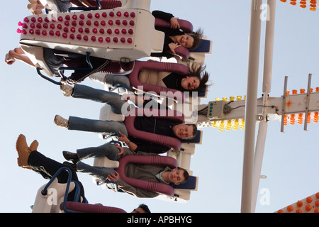 Persone su una fiera ride, UK (un Freak Out ride, una versione più piccola del postcombustore) Foto Stock