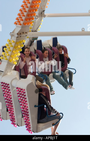 Persone su una fiera ride, UK (un Freak Out ride, una versione più piccola del postcombustore) Foto Stock