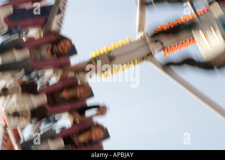 Persone su una fiera ride, UK (un Freak Out ride, una versione più piccola del postcombustore) Foto Stock