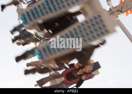 Persone su una fiera ride, UK (un Freak Out ride, una versione più piccola del postcombustore) Foto Stock