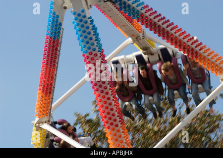 Persone su una fiera ride, UK (un Freak Out ride, una versione più piccola del postcombustore) Foto Stock