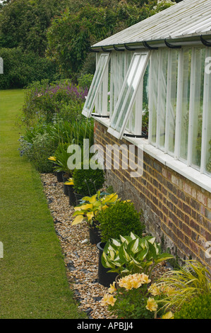 La serra nel giardino murato di casa Goodnestone Goodnestone Park Gardens Goodnestone Kent England Foto Stock