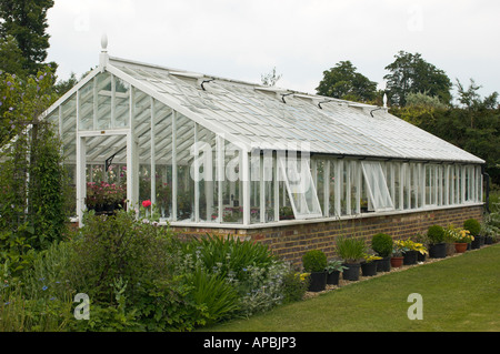 La serra nel giardino murato di casa Goodnestone Goodnestone Park Gardens Goodnestone Kent England Foto Stock