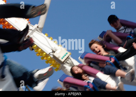 Persone su una fiera ride, UK (un Freak Out ride, una versione più piccola del postcombustore) Foto Stock