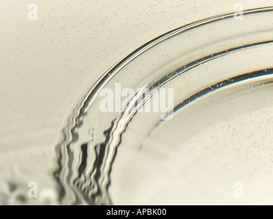 Ciotola di fatto gorgogliare acque torbide Foto Stock