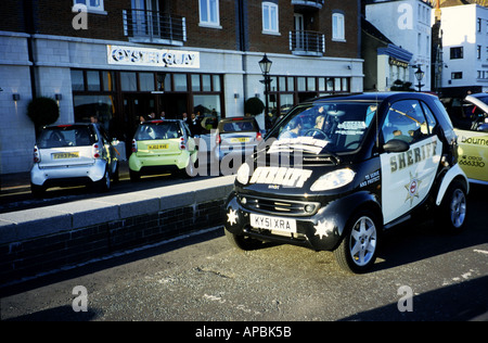 Auto intelligenti in parata a Poole Quay, Poole, Dorset, Regno Unito Foto Stock